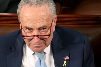 Schumer Targets US Crypto Rules by Year-End at Pro-Harris Event